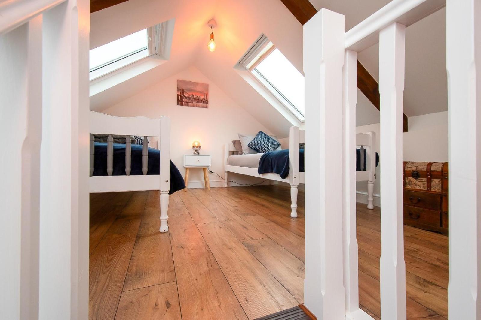Casa One Hundred - A Beautiful 4 Bed House On The Beach Front Swansea Zewnętrze zdjęcie