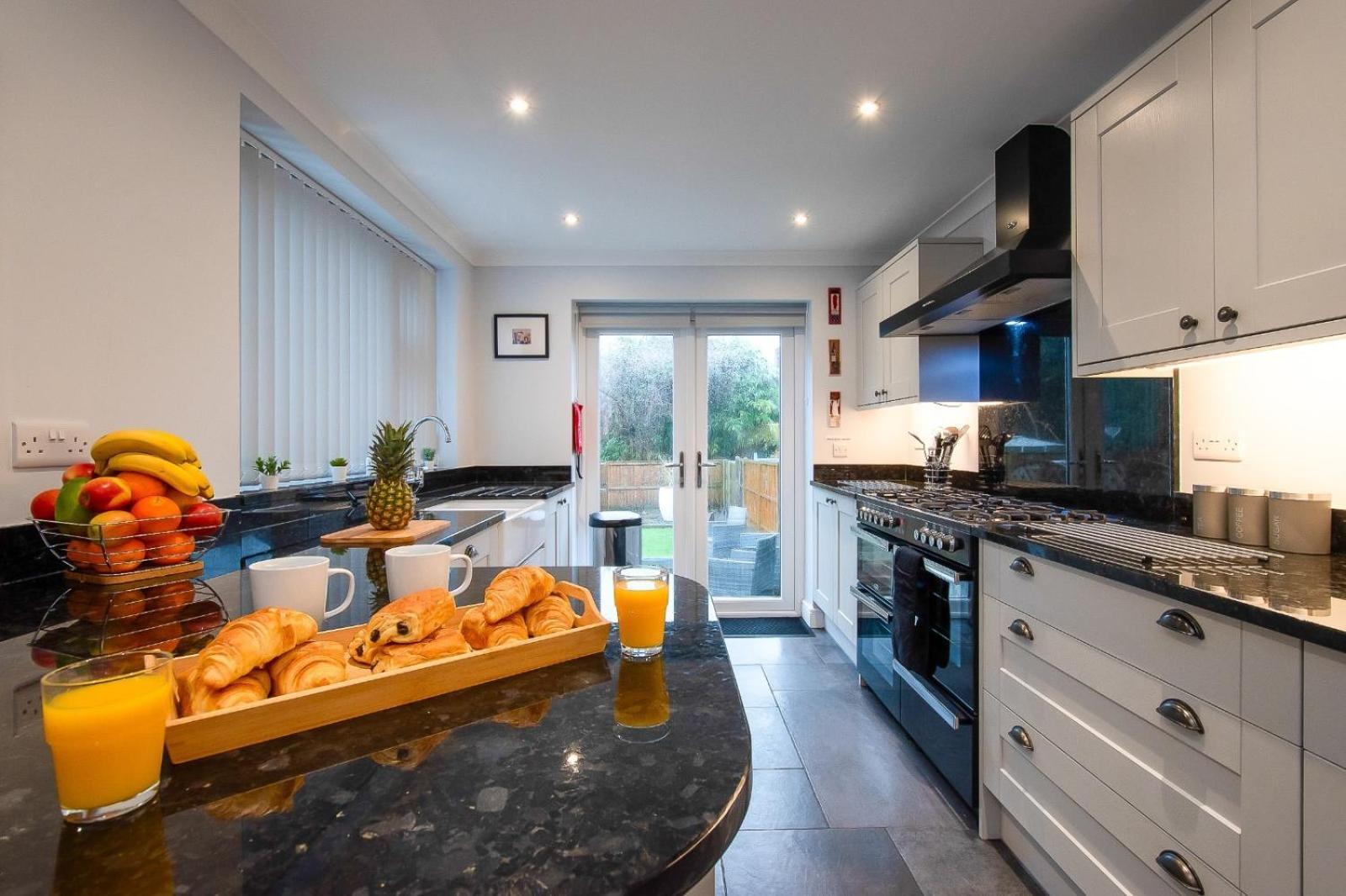 Casa One Hundred - A Beautiful 4 Bed House On The Beach Front Swansea Zewnętrze zdjęcie