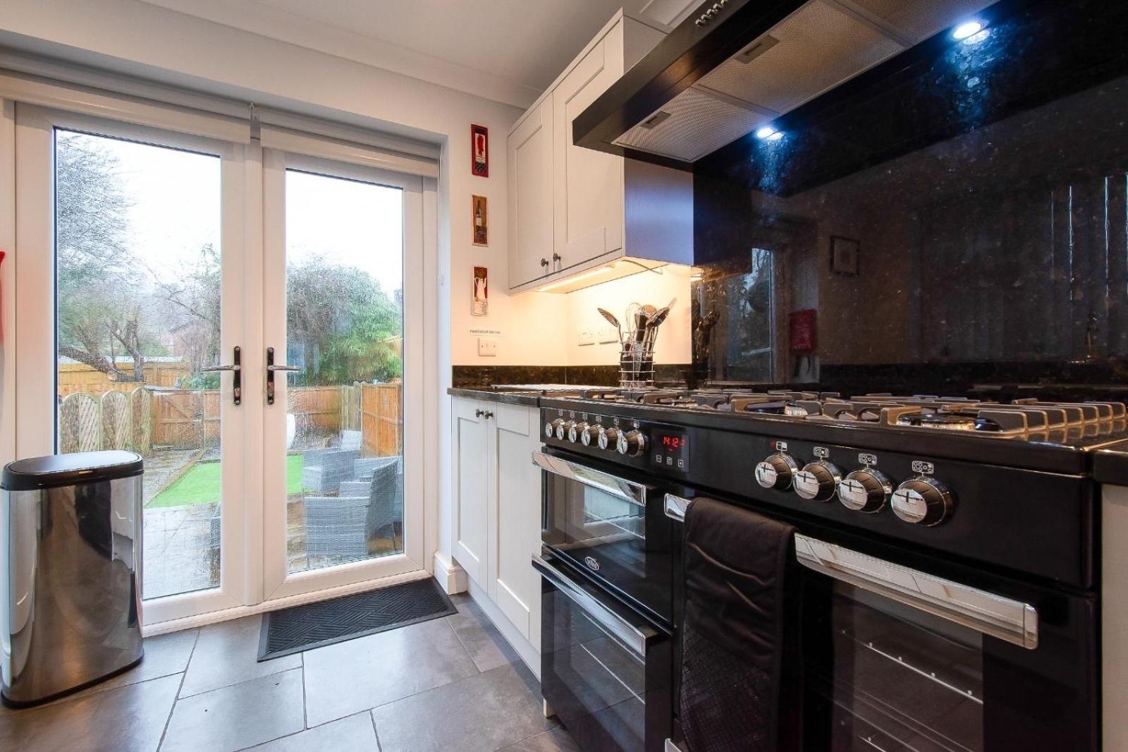 Casa One Hundred - A Beautiful 4 Bed House On The Beach Front Swansea Zewnętrze zdjęcie