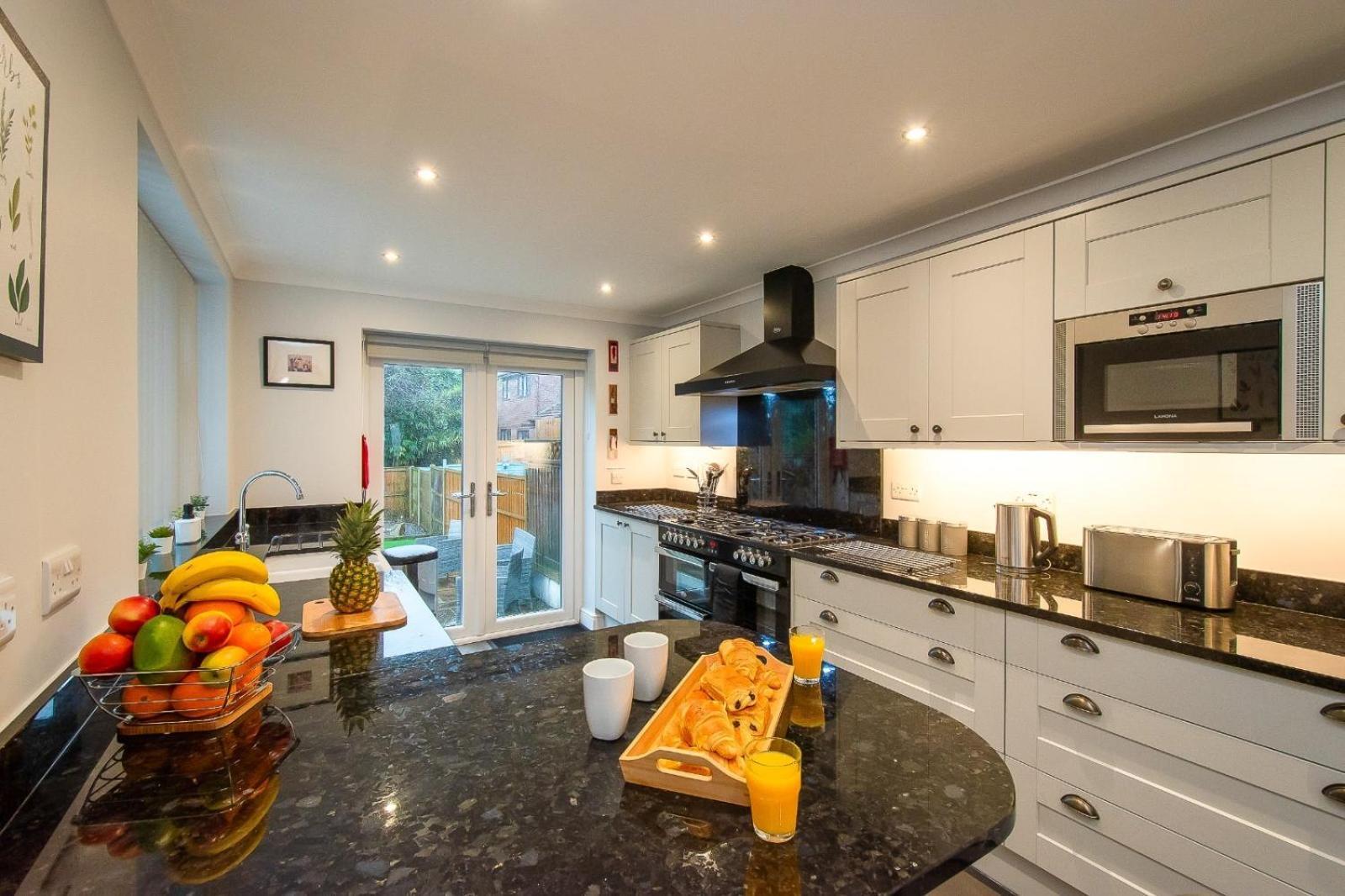 Casa One Hundred - A Beautiful 4 Bed House On The Beach Front Swansea Zewnętrze zdjęcie