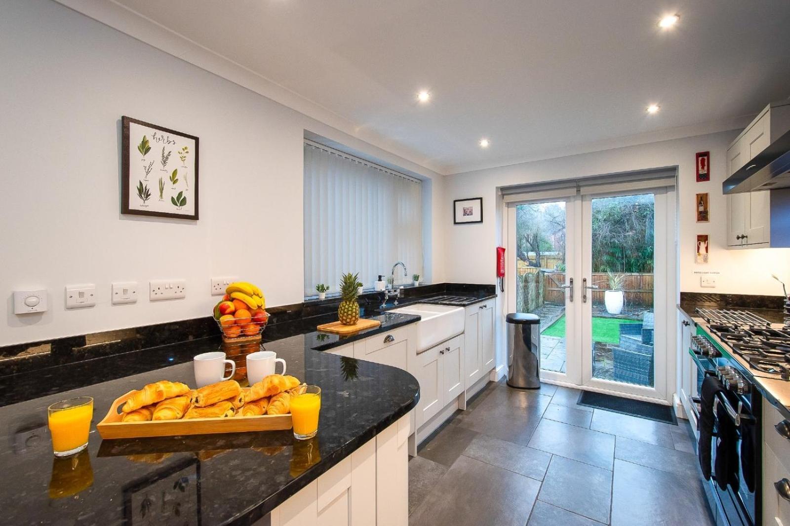 Casa One Hundred - A Beautiful 4 Bed House On The Beach Front Swansea Zewnętrze zdjęcie